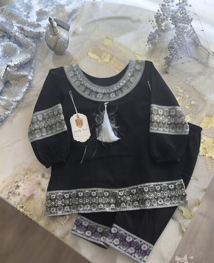 Traditional Charm 2-Piece Kurti Outfit for Girls